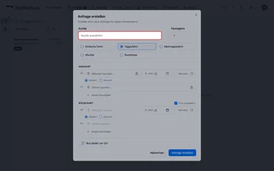 Alles steht auf einer Seite: oben der Kunde, darunter die erste Fahrt. Beim Kunden wählst Du einen bestehenden aus dem CRM — oder legst den Anrufer direkt hier an, ohne die Anfrage zu verlassen.
