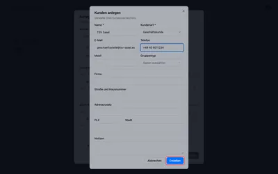 Name und Kundenart sind Pflicht, alles Weitere kannst Du später im CRM ergänzen. Für die Anfrage reichen Name, E-Mail und Telefon — die E-Mail ist die Adresse, an die später das Angebot geht.