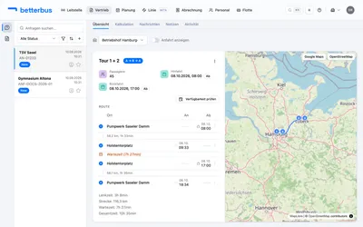 Die Anfrage ist angelegt und hat eine Nummer. Die Übersicht zeigt die gefahrene Route auf der Karte und den zeitlichen Ablauf daneben — Abfahrt, Ankunft, Fahrzeiten. Das alles rechnet die Software aus den beiden Orten und der Uhrzeit.