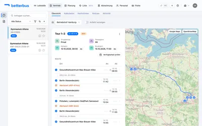 Die Anfrage steht — und zwar als ein Einsatz, nicht als drei einzelne Fahrten. Genau das bewirkt „Bus bleibt vor Ort“: Ein Bus fährt hin, bleibt, fährt den Ausflug und bringt die Gruppe zurück. Die Software plant und rechnet die drei Fahrten deshalb zusammen.