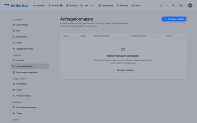 Die Anfrageformulare liegen in den Einstellungen im Abschnitt „Vertrieb“; am schnellsten dort bist Du über das Unternehmensmenü oben rechts. Solange Du keines angelegt hast, ist die Liste leer. Klicke auf „Formular erstellen“ — Du kannst später mehrere führen, etwa eines für Vereinsfahrten und eines für Firmenkunden.