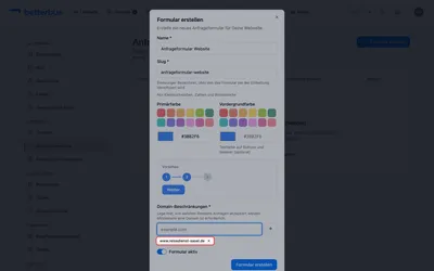 Trage die Website ein, auf der das Formular stehen soll. Du kannst die ganze Adresse hineinkopieren — die App macht daraus die Domain. Diese Angabe ist Pflicht: Anfragen werden nur von den hier eingetragenen Domains angenommen. Das verhindert, dass jemand Deinen Codeblock auf einer fremden Seite einsetzt und Dir darüber Anfragen schickt.