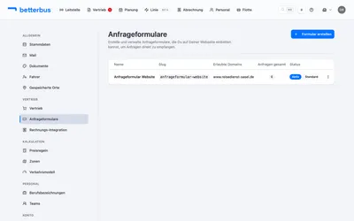 Das Formular steht in der Liste, mit Slug, freigegebenen Domains und der Zahl der Anfragen, die darüber schon hereingekommen sind. Klicke den Namen an, um es zu öffnen.