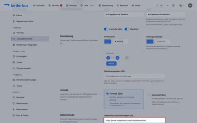 Im Reiter „Einstellungen“ hinterlegst Du die Adresse Deiner Datenschutzerklärung. Sie erscheint im Formular neben der Zustimmung, die der Kunde setzen muss — ohne sie fragst Du personenbezogene Daten ohne Hinweis ab. Direkt darüber wählst Du die Anrede: gesiezt oder geduzt, mit Beispielsatz. Und unter „Einbettungsseiten-URL“ trägst Du die Seite ein, auf der das Formular am Ende steht — die App verlinkt sie in E-Mails an Deine Kunden.