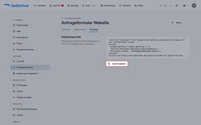 Der Reiter „Einbetten“ enthält den fertigen Codeblock. „Code kopieren“ legt ihn in die Zwischenablage. Dieser Block gehört als Ganzes auf die Seite Deiner Website, auf der das Formular erscheinen soll — nichts daran muss geändert werden, und er darf nicht auseinandergerissen werden.