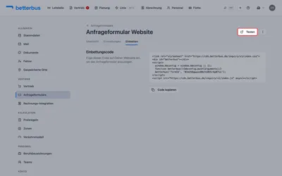 Bevor Du den Code weitergibst: „Testen“ öffnet das Formular so, wie der Kunde es sehen wird — mit Deinen Farben, Deinen Gruppenarten und Deinen Fahrzeugtypen. Schicke ruhig eine Probeanfrage ab; sie erscheint danach unter „Vertrieb“ → „Anfragen“ wie jede andere.
