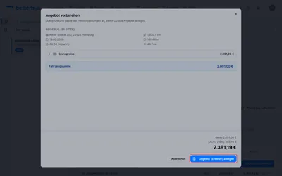Der Dialog zeigt, woraus sich der Preis zusammensetzt: Grundpreise und die Zuschläge, die Deine Preisregeln beigesteuert haben. Hier kannst Du einzelne Zuschläge noch abwählen, bevor sie ins Angebot wandern. „Angebot (Entwurf) anlegen“ erzeugt daraus ein Angebot im Status „Entwurf“ — der Kunde sieht davon noch nichts.