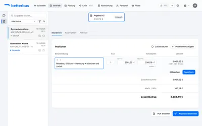 Ein Klick auf eine Position macht sie bearbeitbar. Die Bezeichnung erzeugt die App aus der Anfrage, mit vollständigen Adressen — korrekt, aber lang. Im Angebot liest der Kunde genau diesen Text, und dort ist „Hamburg → München und zurück“ meist die bessere Zeile. Menge und Preis änderst Du in derselben Zeile — netto und brutto stehen nebeneinander, tippen kannst Du in beide. „Speichern“ unter der Zeile übernimmt.