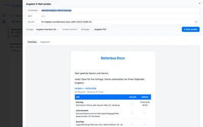 Der Versand-Bereich ist ein Mail-Entwurf, und die Vorschau darunter zeigt genau das, was beim Kunden ankommt: Anrede, Fahrplan mit allen Halten, die Preise und ein Schlusswort. Das Angebot steckt also in der E-Mail selbst — das PDF unter „Anhänge“ kannst Du zusätzlich mitschicken, musst es aber nicht. Empfänger, Betreff und Text sind hier überschreibbar; „Vorlage bearbeiten“ ändert sie dauerhaft für alle künftigen Angebote.