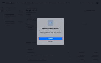 Normalerweise sagt der Kunde selbst zu — über den Link im Kundenportal, den die E-Mail enthält. Ruft er stattdessen an, hältst Du seine Zusage hier fest. Das Ergebnis ist dasselbe: Das Angebot gilt als angenommen und ein Auftrag entsteht, den Du disponieren kannst. Rückgängig machen lässt sich das nicht.