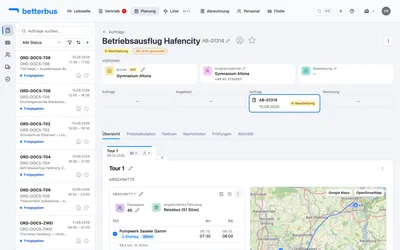 Aus den beiden Orten und der Uhrzeit rechnet die App Route, Fahrzeit und Ankunft — einen Moment lang steht dort „Route wird neu berechnet“, danach steht der Fahrplan. Ab hier arbeitest Du mit denselben Werkzeugen wie bei jedem anderen Auftrag: Zwischenstopps setzen, Zeiten verschieben, weitere Abschnitte anhängen, Anfahrt aus dem Depot ergänzen — und schließlich Fahrzeug und Fahrer zuweisen.