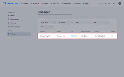 Öffne „Flotte“ → „Prüfungen“. Die Liste zeigt alle eingegangenen Prüfberichte mit Fahrzeug, Fahrer:in, Typ (Vor/Nach Fahrt), Kilometerstand, Datum und Mängelanzahl. Über die Filter oben grenzt Du nach Zeitraum, Fahrzeug oder Fahrer:in ein. Klicke auf einen Bericht.