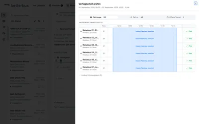 Der Dialog „Verfügbarkeit prüfen“ listet alle für den Zeitraum freien Fahrzeuge. Wähle einen Bus und klicke „Diesem Fahrzeug zuweisen“.