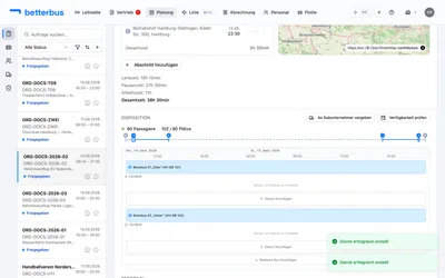 Fertig: Zwei Busse sind auf die Tour disponiert und decken mit 102 Plätzen alle 90 Fahrgäste ab — der Kapazitätshinweis ist grün.