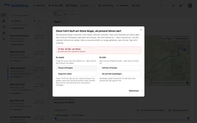 Dann stellt er genau eine Frage: stand es, oder fuhr es? „Es stand“ führt zu „Pause eintragen“ oder „Segment teilen“ — beides nimmt die Standzeit aus der Lenkzeit heraus, und die Zahl stimmt danach von selbst. „Es fuhr“ führt zu „Fahrten erfassen“ oder „Als korrekt bestätigen“, was keine Zeit ändert.