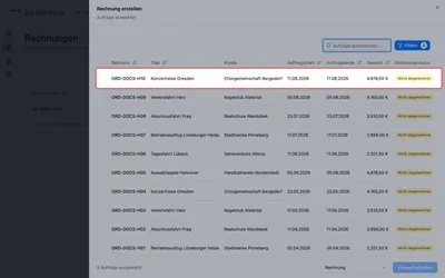 Die Liste zeigt gefahrene Aufträge, die noch nicht vollständig abgerechnet sind. Wähle den Auftrag aus, der abgerechnet werden soll. Mehrere Aufträge derselben Kundschaft können gemeinsam in eine Rechnung.