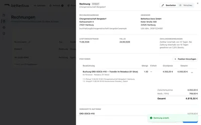 Der Entwurf ist da. Rechnungsadresse, Absender, Leistungszeitraum und die Positionen kommen aus dem Auftrag. Solange die Rechnung ein Entwurf ist, lässt sich alles ändern — Positionen ergänzen, Preise anpassen, Notizen hinzufügen.