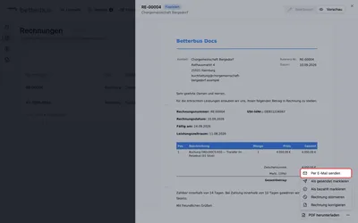 Zum Verschicken öffnest Du das Menü hinter den drei Punkten und wählst „Per E-Mail senden“. Wer per Post verschickt, nimmt stattdessen „Als gesendet markieren“.