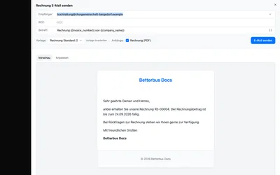 Empfänger, Betreff und Text sind aus der Vorlage vorbelegt, die Rechnung hängt als PDF an. Du kannst alles noch anpassen und dann „E-Mail senden“.