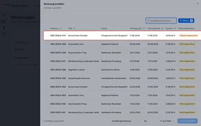 Nach der Fahrt erstellst Du die Schlussrechnung. Der Auftrag steht jetzt auf „Teilweise abgerechnet“ und bleibt in der Liste — sonst wäre er hier nicht mehr zu finden.