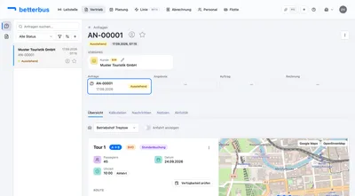 Die angelegte Tour trägt das Badge „Stundenbuchung“, und der gebuchte Block steht als Aufenthalt in der Route — hier acht Stunden ab 10:00. Plant die Disposition später die tatsächliche Route in diesen Block, ändert sich der Preis nicht: bezahlt wird der Block, nicht die Strecke.