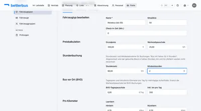 Der Stundensatz steht in den Grunddaten des Fahrzeugtyps, im Abschnitt „Stundenbuchung“: der Satz je Stunde und die Mindeststunden. Eine Anfrage unter der Mindestabnahme wird automatisch auf die Mindeststunden bepreist. Trage die Sätze für jeden Fahrzeugtyp ein, den Du stundenweise verkaufst — ohne Satz kostet der Block nichts.