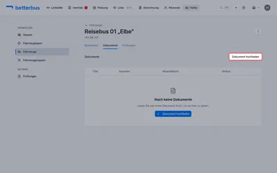Öffne ein Fahrzeug und wechsle in den Tab „Dokumente“. Klicke auf „Dokument hochladen“.