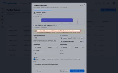 Hier hat die App mitgedacht: Bernd Brahms hat sich 14,2 km vom nächsten geplanten Ort entfernt ausgestempelt — laut Notiz ab der Werkstatt statt ab dem Betriebshof. Der Eintrag ist deshalb nicht falsch, aber er verdient einen zweiten Blick. Als Vorschlag stehen bereits die geplanten 7,25 Stunden in den Abrechnungsstunden, nicht die gestempelten 8,50.