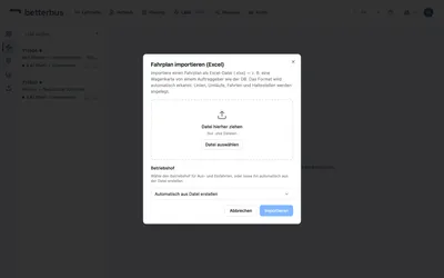 Der Dialog nimmt die Datei per Ziehen oder über „Datei auswählen". Das Format erkennt er selbst — Wagenkarten verschiedener Auftraggeber sind unterschiedlich aufgebaut.