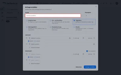 Alles steht auf einer Seite: oben der Kunde, darunter die erste Fahrt. Beim Kunden wählst Du einen bestehenden aus dem CRM — oder legst den Anrufer direkt hier an, ohne die Anfrage zu verlassen.