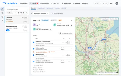 Die Anfrage ist angelegt und hat eine Nummer. Die Übersicht zeigt die gefahrene Route auf der Karte und den zeitlichen Ablauf daneben — Abfahrt, Ankunft, Fahrzeiten. Das alles rechnet die Software aus den beiden Orten und der Uhrzeit.