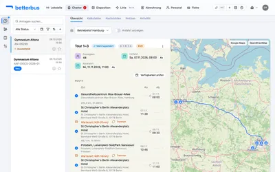 Die Anfrage steht — und zwar als ein Einsatz, nicht als drei einzelne Fahrten. Genau das bewirkt „Bus bleibt vor Ort“: Ein Bus fährt hin, bleibt, fährt den Ausflug und bringt die Gruppe zurück. Die Software plant und rechnet die drei Fahrten deshalb zusammen.
