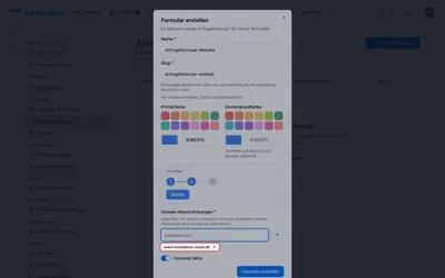 Trage die Website ein, auf der das Formular stehen soll. Du kannst die ganze Adresse hineinkopieren — die App macht daraus die Domain. Diese Angabe ist Pflicht: Anfragen werden nur von den hier eingetragenen Domains angenommen. Das verhindert, dass jemand Deinen Codeblock auf einer fremden Seite einsetzt und Dir darüber Anfragen schickt.