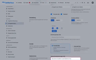 Im Reiter „Einstellungen“ hinterlegst Du die Adresse Deiner Datenschutzerklärung. Sie erscheint im Formular neben der Zustimmung, die der Kunde setzen muss — ohne sie fragst Du personenbezogene Daten ohne Hinweis ab. Direkt darüber wählst Du die Anrede: gesiezt oder geduzt, mit Beispielsatz. Und unter „Einbettungsseiten-URL“ trägst Du die Seite ein, auf der das Formular am Ende steht — die App verlinkt sie in E-Mails an Deine Kunden.