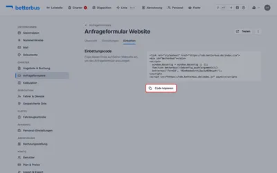 Der Reiter „Einbetten“ enthält den fertigen Codeblock. „Code kopieren“ legt ihn in die Zwischenablage. Dieser Block gehört als Ganzes auf die Seite Deiner Website, auf der das Formular erscheinen soll — nichts daran muss geändert werden, und er darf nicht auseinandergerissen werden.