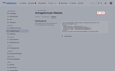 Bevor Du den Code weitergibst: „Testen“ öffnet das Formular so, wie der Kunde es sehen wird — mit Deinen Farben, Deinen Gruppenarten und Deinen Fahrzeugtypen. Schicke ruhig eine Probeanfrage ab; sie erscheint danach unter „Vertrieb“ → „Anfragen“ wie jede andere.