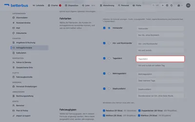 Die beiden Felder rechts gehören Dir. In das erste schreibst Du eine eigene Bezeichnung, falls Deine Kunden ein anderes Wort benutzen als wir — „Tagesausflug" statt „Tagesfahrt" etwa. In das zweite kommt die Unterzeile, der erklärende Satz darunter. Lässt Du beide leer, steht unser Standardtext da; das ist meistens die bessere Wahl, denn die Standardsätze sagen ausdrücklich, ob der Bus vor Ort bleibt.