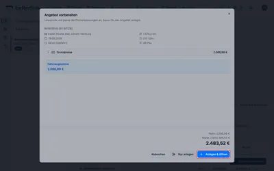Der Dialog zeigt, woraus sich der Preis zusammensetzt: Grundpreise und die Zuschläge, die Deine Preisregeln beigesteuert haben. Hier kannst Du einzelne Zuschläge noch abwählen, bevor sie ins Angebot wandern. „Anlegen & öffnen“ erzeugt daraus ein Angebot im Status „Entwurf“ — der Kunde sieht davon noch nichts.