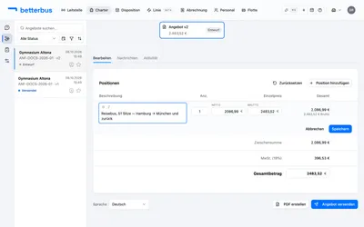 Ein Klick auf eine Position macht sie bearbeitbar. Die Bezeichnung erzeugt die App aus der Anfrage, mit vollständigen Adressen — korrekt, aber lang. Im Angebot liest der Kunde genau diesen Text, und dort ist „Hamburg → München und zurück“ meist die bessere Zeile. Menge und Preis änderst Du in derselben Zeile — netto und brutto stehen nebeneinander, tippen kannst Du in beide. „Speichern“ unter der Zeile übernimmt.