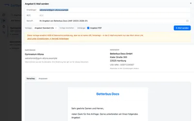 Der Versand-Bereich ist ein Mail-Entwurf, und die Vorschau darunter zeigt genau das, was beim Kunden ankommt: Anrede, Fahrplan mit allen Halten, die Preise und ein Schlusswort. Das Angebot steckt also in der E-Mail selbst — das PDF unter „Anhänge“ kannst Du zusätzlich mitschicken, musst es aber nicht. Empfänger, Betreff und Text sind hier überschreibbar; „Vorlage bearbeiten“ ändert sie dauerhaft für alle künftigen Angebote.