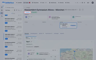 Im Kopf steht der Titel — anklickbar und direkt änderbar —, daneben die Referenznummer. Rechts der Zustand des Auftrags, der sich dort auch umstellen lässt, und die Kennzeichen für Auftragsbestätigung und Abrechnung.