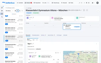 Der Reiter „Übersicht“ trägt die Fahrten: je Tour eine Karte, darin die Abschnitte mit ihrem Fahrplan, darunter Disposition und Personal. Alles andere hängt an den übrigen Reitern.