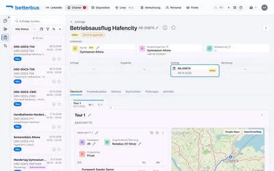 Aus den beiden Orten und der Uhrzeit rechnet die App Route, Fahrzeit und Ankunft — einen Moment lang steht dort „Route wird neu berechnet“, danach steht der Fahrplan. Ab hier arbeitest Du mit denselben Werkzeugen wie bei jedem anderen Auftrag: Zwischenstopps setzen, Zeiten verschieben, weitere Abschnitte anhängen, Anfahrt aus dem Depot ergänzen — und schließlich Fahrzeug und Fahrer zuweisen.