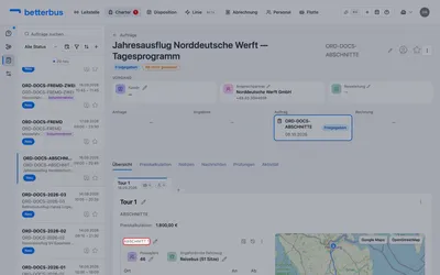 Die drei Abschnitte stehen untereinander in einer Karte. Eine Karte ist eine Tour: alles darin gehört zu demselben Einsatz und fährt derselbe Bus. Die Nummerierung „Abschnitt 1, 2, 3“ ist die Reihenfolge, in der gefahren wird.