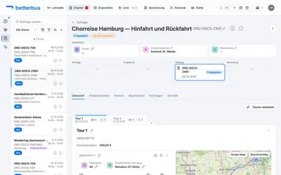 Zum Vergleich die Chorreise: derselbe Bildschirm, aber zwei Karten statt einer. Hin- und Rückfahrt liegen vier Tage auseinander und sind zwei eigenständige Touren. Sie werden getrennt disponiert und können auf verschiedenen Bussen liegen.
