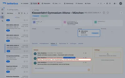 Eine Notiz lässt sich für die Fahrer freigeben. Dann — und nur dann — erscheint sie in der Fahrer-App bei diesem Auftrag. Das ist der Weg für Zustiegshinweise, die sonst per Zuruf untergehen. Der Schalter daneben tut dasselbe für den Kunden, und beide tragen ihr Kennzeichen an der Notiz, sobald sie freigegeben ist.