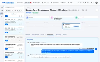 Der Reiter „Nachrichten“ ist der Verlauf mit dem Kunden — dieselbe Unterhaltung, die er in seinem Kundenportal sieht. Was hier abgeschickt wird, geht ihm als E-Mail zu.