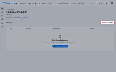 Öffne ein Fahrzeug und wechsle in den Tab „Dokumente“. Klicke auf „Dokument hochladen“.