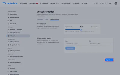 Ziehe den Regler Richtung „Pessimistisch“ — hier auf 1,20, also +20 % Fahrzeit. Das Beispiel darunter zeigt die Auswirkung. Klicke auf „Speichern“.