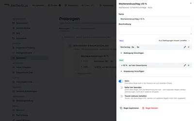Fertig. Die Regel hat eine Bedingung und eine Anpassung und ist damit aktiv: Fällt eine Fahrt auf Samstag oder Sonntag, steigt der Gesamtpreis um 10 %. Jede weitere Kalkulation rechnet sie ab sofort mit.